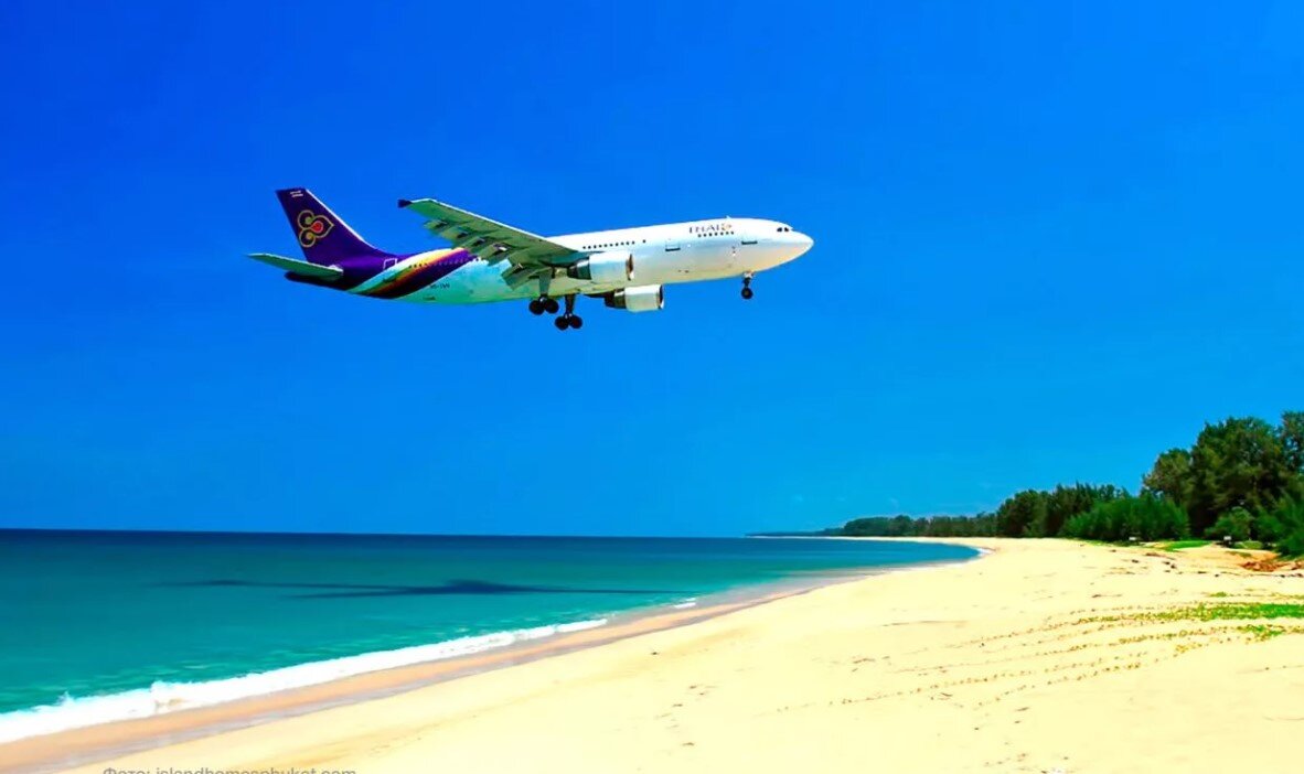 самолет и пляж