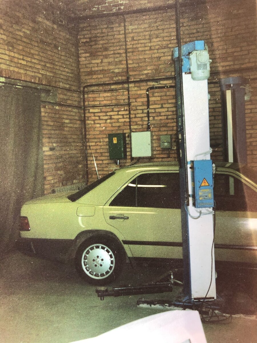 Mercedes w124 оливкового цвета. Цвет невероятно красивый в живую. 