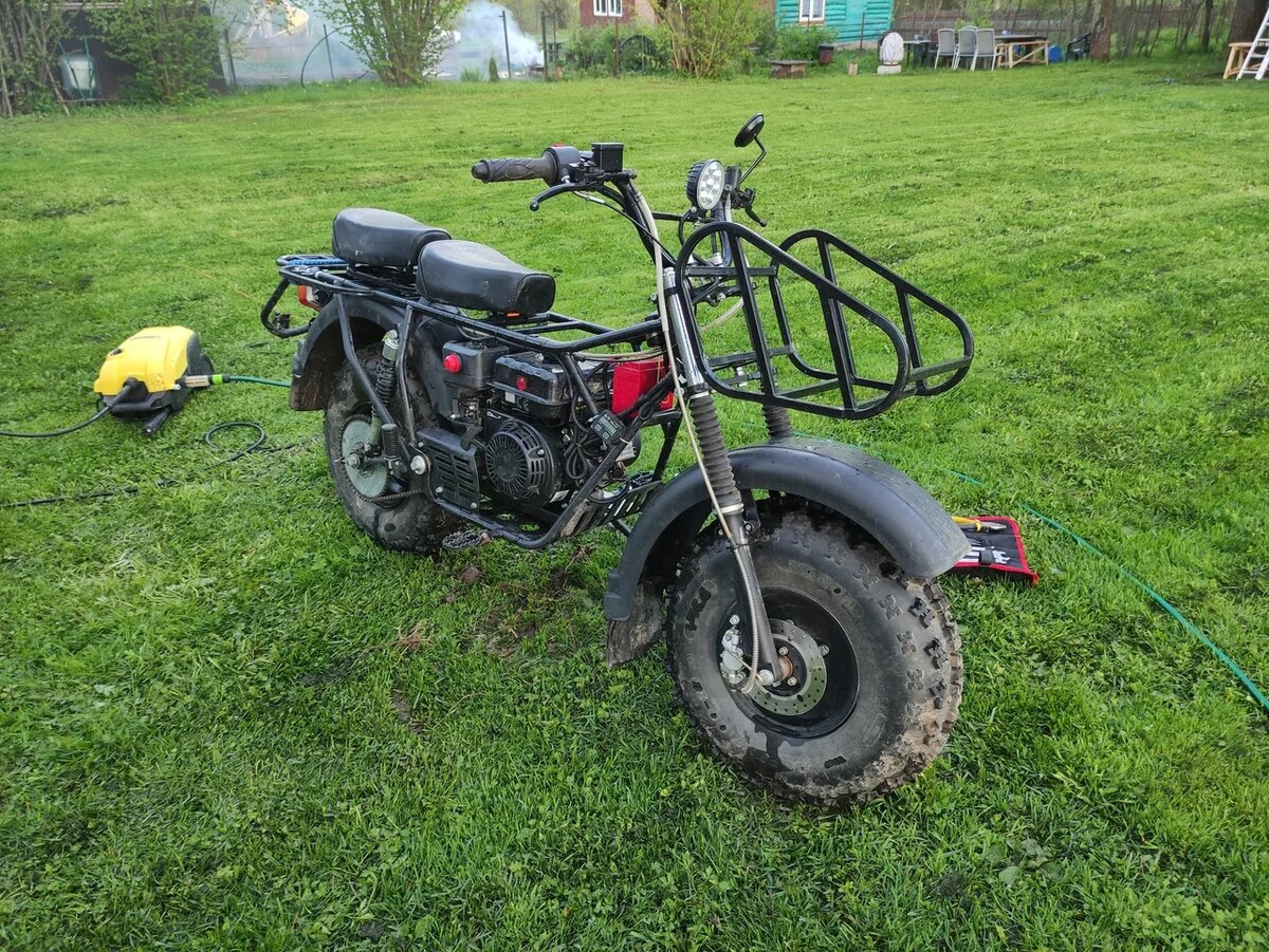 Поворотников нету, надо ставить дополнительно. На ДОП выезжать нельзя.