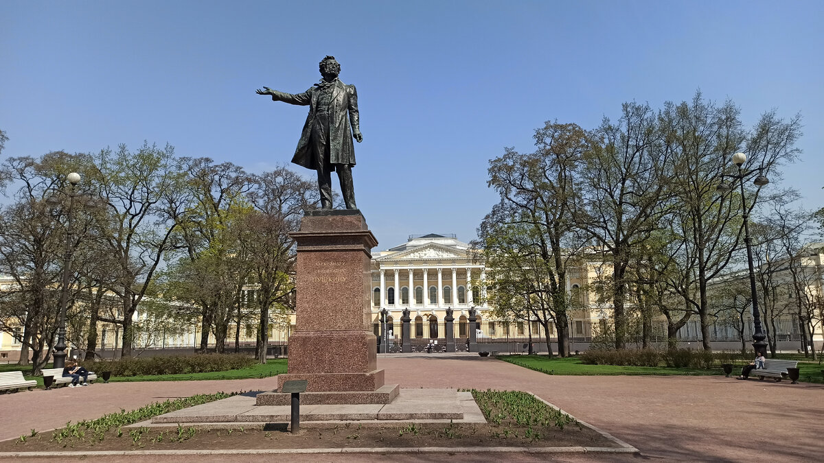 Сквер на площади Искусств