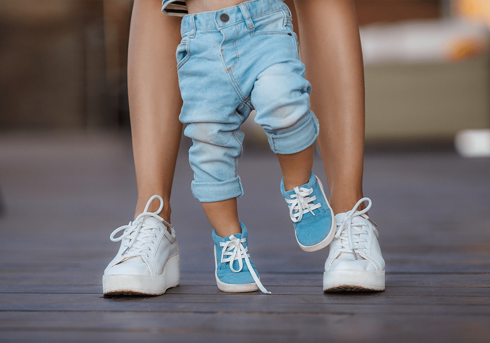 Ребенку год стал ходить на носочках. Ботиночки для детей первый шаг. Ходьба дети. Ребенок ходит в обуви на носочках. Обувь для ходьбы на носочках.