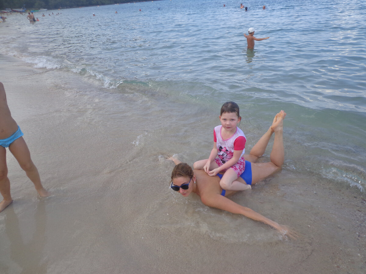 Дочь с внучкой на военном пляже, листайте!