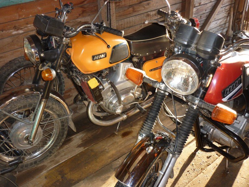 Ну вот и прошёл 1 этап обкатки мотоцикла, который мы так долго и упорно собирали. Изначально я планировал хоть 500км в этом сезоне проехать на этом ИЖе, но потом как понеслось, как понеслось!!! Каждый была хорошая погода, и ездить хотелось на мотоцикле. Как раз был отличный повод испробовать моторчик.


Ну вот и началось испытание собранного мотоцикла. Сначала начал ездить на объёздной вокруг посёлка, чтобы стабильненько ехать в одном режиме. Двигатель не перекручивал и ехал свои 60 км/ч, согласно мануалу.


Первые километры это вобще непонятное ощущение… На оборотах выше среднего мотор вобще не ехал. Да и развивал скорость довольно вяло. Начал искать причины… Сначала начал грешить на коммутатор, но его я никак проверить не мог, так как у меня нет запасного заведомо рабочего. Потом заехал брат в гости и увидел, что я с мотором ковыряюсь. У него большой опыт в отечественных мотоциклах, но когда он увидел мою систему зажигания, то перекрестился и сказал, что вообще впервые видит такую штуку. Сначала он говорил настроить опережение, но на этой планете это просто невозможно. Потом он посмотрел на мою катушку и сказал, что она какая-то странная. А катушка стояла с китайского мопеда, она по идее вобще была временной, чтобы только перегнать мотор домой. Когда я поставил старую катушку, то мотор словно подменили, он начал ехать как надо без всяких провалов. Вот найден один косяк))


На следующих выходных решил съездить до бабушки и опробовать мотоцикл на небольшие расстояния (100-150км).
Это уже вошло в традицию — ездить на новом мотоцикле в деревню. Когда я первый раз поехал на Юпитере 4, то именно на этом маршруте у меня всплывали все косяки)) Решил и этот попробовать.
Доехал до заветного места, на котором мой юпитер 2 раза подряд ломался)) В первый раз захрустела 4 передача, и пришлось ехать только на 3й, во второй раз кулачки стёрлись до того, что зазора вобще не появлялось.


И тут же первые 100 километров. Полёт нормальный! Если проехал первую сотку и ничего не застучало, то уже хорошо.


К вечеру добрался до домика в деревне. Последние 20 км пути были просто убитой просёлочной дорогой. Да и покрытие там всякое было, и щебень, и камни, и старый асфальт, и грунт, и чего только не было. Там прошла испытания вилка орион и задняя подвеска. Вилка на кочках работала превосходно, в отличии от обычной, которая пробивается на каждой 3 ямке. Да и вобще неровности слабо ощущались, даже не верилось, что еду на ИЖе, было необычайно мягко и плавно.


Вот и прошёл ИЖик часть испытания. Очистив его от огромного слоя пыли, проверив, не слабли ли какие-нибудь крепления, оставил его отдыхать.


Вечер следующего дня. Ну вот, пришло время ехать домой.Уже обратно решил ехать по трассе с нормальным асфальтом, пусть сделал крюк в 30км, зато не по кочкам. Прямо перед домом попал под лёгкий дождик, освежился))


Что-ж, первое испытание ИЖ прошёл. Съездил без проблем в оба конца. Загнал в гараж, протёр от пыли, похлопал по седлу и довольный пошёл отдыхать.


Затем ездил больше по посёлку и так, вечерами катаясь с друзьями. Так и накатал 500км. Пятисотый километр был рядом с п.Мирный, где служил первую часть срочной службы. В этом посёлке мы исправляли ИЖ-Юпитер 3, перебирали двигатель и готовили к запуску. Погода позволяла и снова я ехал на моторе.


В ожидании хозяина гаража… Ждём… Ждём… Ждёёёёём.


Переставив двигателя оживили старичка и поехали домой. Побробнее обо всех оживлённых старичках и других починённых уже в посте о завершении нашего мото-сезона. А пока так, трейлер типо))


Пришло время первого выезда в город. До самого города ехать 50км, плюс по нему ещё немного. В тот день мне позвонили, чтобы собрать ИЖ-Планету 5. Погода стояла жаркая, думаю, а не съездить ли на Планете, испробовать в городе. Заправив полный бак, взяв инструмент и погнал в путь. Заехав в город, сразу посетила мысль о пробках и возможном перегреве. Так что, залазив во все шели и междурядье избежал длительной стоянки и перегрева. Но всё-равно, потом притормозил, чтобы слегка остудить двигатель.


Ближе к вечеру ещё успел прокатиться по городу. Заехав в пару мест по делам, можно было выдвигаться домой. Снова ИЖ прошёл испытание. Свозил туда и обратно, и вот снова стоит в родном гараже со своим собратом.


А потом и вовсе я перебрался в город. Днём ездил на моторе исключительно по городу, а на ночь оставлял у друга в гараже, где кроме меня ещё много человек оставляло мотоциклы. Ездил себе ездил, не парился. На 3 день вдруг на перекрёстке чувствую, не едет, как будто захлёбывается и при открытии заслонки чуть ли не глохнет. Я уже думаю, что могло случиться… Думал прихват, решил остудить. Чуть остудил, завёл, работает. Проехал 2км и снова та же история, вот думаю приехал… Проверил свечу, бронепровод — всё в норме. Снова завёл, Всё работает. Через 2 км, снова не едет. Дотянул до каких-то гаражей, чтобы не мешаться на главной улице. Думаю, надо копать от карбюратора, может жиклёры забило. Да и в принципе тут надо копать от системы питания. Начал разборки…


Снял кожухи карбюратора, чтобы снять бак и получить доступ ко всей этой системе… Думаю, откручу поплавковую камеру гляну, что там. Открутил, бааатюшки… Если вы приглядитесь, то увидите что-то вроде сине-зеленого цвета.
Вынул ёмкость оттуда и начал смотреть, а там то ли вода, то ли что. А по цвету как тосол. Вывод был прост — чисти карбюратор. Снял карбюратор, полностью разобрал. Все внутренности выложил на тряпочку и начал продувать жиклёры и каналы. Не ртом)) Макс, твой насос пригодился, прикинь))) Удобная штука! Разложил, всё продул и сложил обратно — крутяк)))) Ещё промыл карбюратор бензином из бака, а когда сливал бензин из краника, то заметил, что вытекло ещё немного этой жидкости, которая была в карбюраторе. Никак не мог понять, откуда она там оказалась, хотя заправлялся 4-5 дня назад. Странно…


Поставил всё обратно. В ожидании чуда… Завёлся с 1 раза. Прогрел, попробовал проехаться. Едет как раньше, всё хорошо))) Уффф, сколько же мыслей тогда промелькало… Одна из них была, как теперь его до дома везти. Но всё обошлось)))


На следующий день, было свободное время и решил сгонять домой. Мотоцикл вымыть, да и так обслужить немного. Хорошая погода, отличный асфальт. Эх… ляпотища!

Аааа, вспомнил, это я останавливался подножку подтянуть))



Вот и накатал почти 1000)) Так, знатоки, не говорите, что у меня нет зарядки, так как горит лампа)))) На Планете 5-01 вобще по идее эта лампа не горит, если ездить без АКБ. Но у меня эта лампа сделана так, что показывает заряд. Вобщем горит — зарядка идёт. Мне так удобней) А индикатор масла горит, потому-что пока отключил систему смазки. Вот ещё дообкатаю, куплю хорошее масло и буду юзать её.


И вооот этот момент. Первая 1000 километров.Дааа! Не получилось запечатлить ровно 1000, так как ехал по городу и негде было встать и сфоткать)


Это круто! Он проехал, он смог. В любом режиме! Двигатель работает так же ровно, без посторонних стуков. Тьфу, тьфу, тфу!!! Тук, тук, тук!!! В этот же день провёл работы по ТО-1, согласно мануалу. Домой в тот день было поздно ехать, так что делал это в гараже у друга в городе.



В гаражике было уютненько. В нашей дружной компании там было весело)) Причём все ездят на разной технике.
Кроме 3х постоянно ездящих ИЖей, там стояли очень интересные мотоциклы. Например BUELL, с первого взгляда чем-то зацепил меня. А уж как он работал… ооо. Так же стоял Kawasaki ZZR 400,Gilera DNA 180,Stels,Ducati,Honda CB1,Yamaha. Вобщем связанные одним интересом люди собрались в одном месте)))




Потом решили съездить на первое закрытие сезона в г.Кирове. Да-да первое закрытие… У нас в городе постоянно проходят 2 открытия и 2 закрытия. Сделано по-тупому, но нам всё-равно. Там хоть есть шанс встретится с людьми, с которыми уже давно не виделся и поговорить, порасспросить как делишки и т.д. Вобщем засветились там немножко.



Тут мы попали в кадр, когда парень с удивлением увидел ИЖ и рассказал один факт. Раньше, где-то в 90-х 00-х иномарка была редкостью. А теперь наоборот, иномарок стало столько, что ИЖи, ЯВЫ, Уралы, Днепры стали редкостью…


Потом звонит мне папа и говорит, что из тёплого гаража надо убирать Планету-4, я после проезда колонной по городу заезжаю с девушкой за вещами и поехали в путь-дорожку.
Приехав в гараж я выкатил из угла запылившуюся Планету-4…
Заведя её, спустя 2 года простоя я услышал тот родимый звук, который уже подзабыл… Посмотрев на неё, увидев косяки… ну как косяки, косячища, решил, что зимой ей займусь, чтобы в следующем сезоне можно было ездить на ней)
Прогрев и поехав из гаража, она так поехала, что я просто удивился! Просто как будто он 2 года силы копил и как пульнул, показав, что ещё может!

Отвлёкся))
Ну вот и пройдена первая тысяча. Двигателем доволен. Контрольный расход топлива показал 3,5-4л на 100км.
Теперь уже становится всё холоднее и в скором времени придётся закрыть сезон и ставить мотоциклы на зимнюю стоянку. Но перед этим из каждого дня будем выжимать, что есть))
Теперь на одометре почти 1300км. Обкатки в 1500 вполне хватит, если всё будет пучком. Ну вот мы убедились, что перебранный ИЖ может нормально ехать и везти без проблем, если своевременно с ним делать операции ТО. Если так пойдёт, то в следующем году этот ИЖ свозит меня в Ижевск в небольшое путешествие.

Всем спасибо за внимание)) До новых встреч ;-)