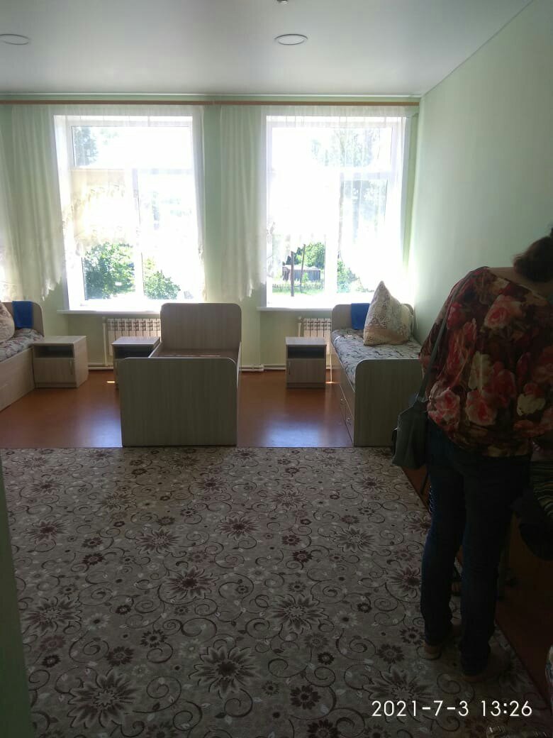 Мамина кровать у стены (только что занесли вещи, а муж, оказывается, сфотографировал - хотя я не просила заранее). Спиной как раз стою я (и хорошо, что спиной - была в тот день никакая...)