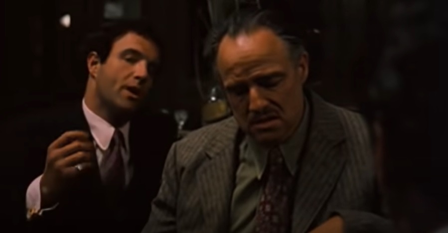 Вито Корлеоне и Сани сын за спиной на переговорах с наркоторговцем