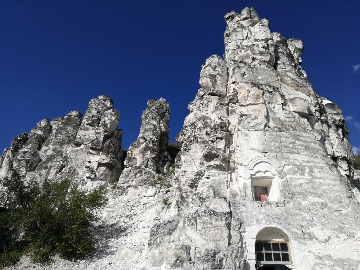 Пещерный храм в меловой скале в Дивногорье. Фото автора