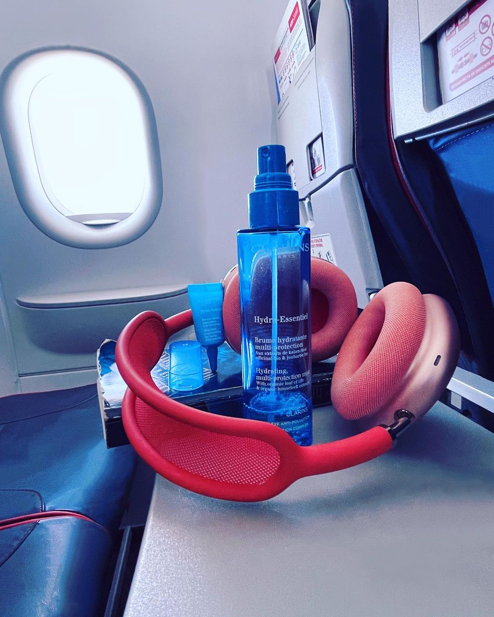 На борту самолёта кожа теряет влагу особенно активно, и дополнительное увлажнение будет очень кстати 