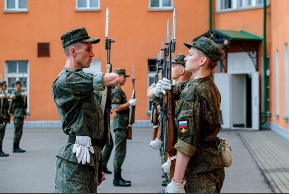 На фото от пресс-службы Минобороны России. Солдаты  преображенцы по призыву на тренировке. Их индексация денежного довольствия с 1.10.2021 года -  229 рублей.