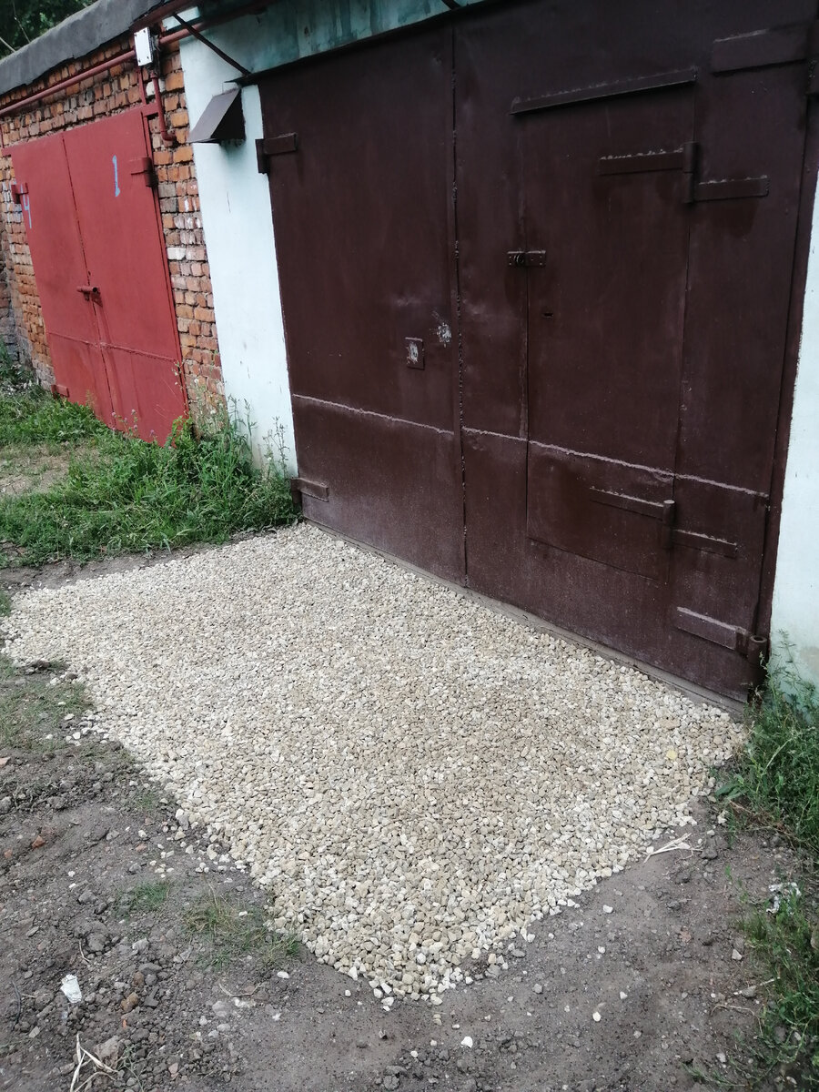 Друзья, здравствуйте! Сегодня решил выложить статейку про гараж, а точней, как сделать въезд самому и без лишних затрат,чтобы зимой не поднимало грунт и ворота открывались легко.