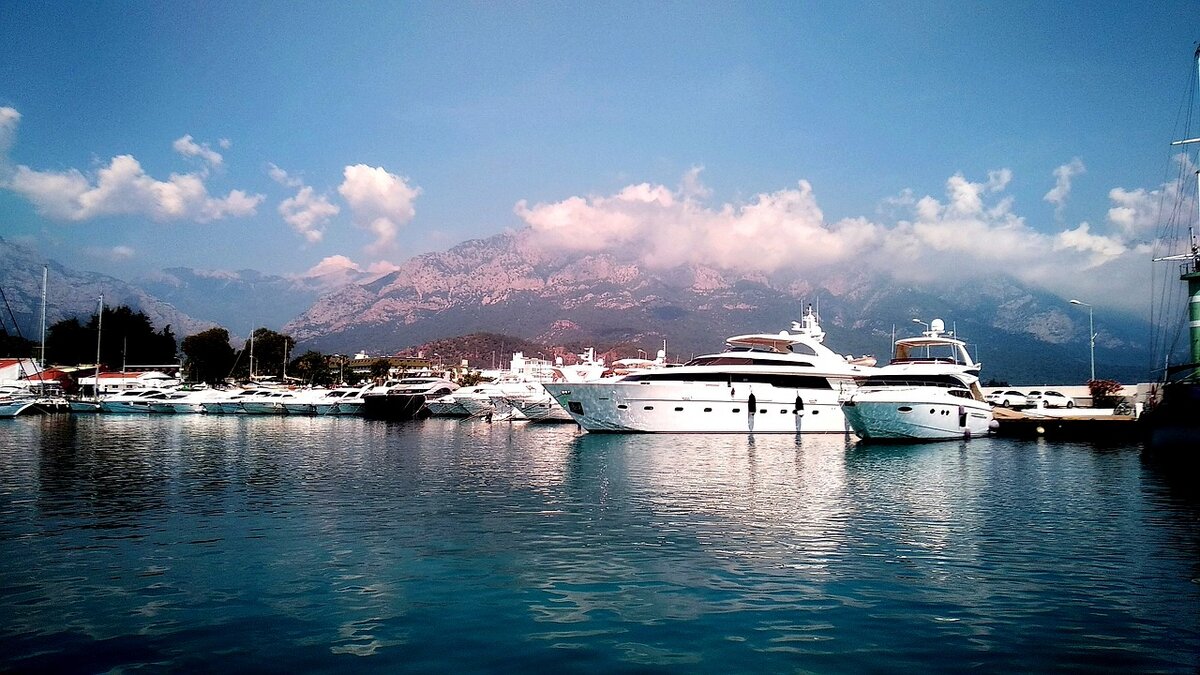 Бархатный сезон в Белеке отличается по погоде и температуре воды от Кемера.