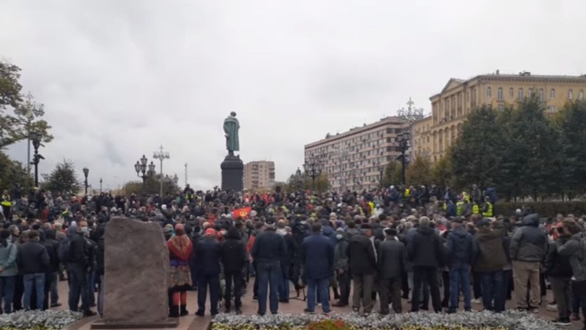 На Пушкинскую площадь народ стал собираться за пару часов до начала мероприятия. 