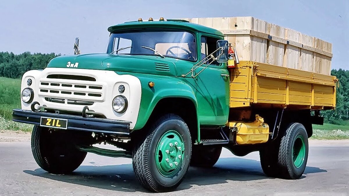 ЗИЛ 130 базовый с измененной решеткой капота после модернизации 1980 года. Выпускали до 1994 года