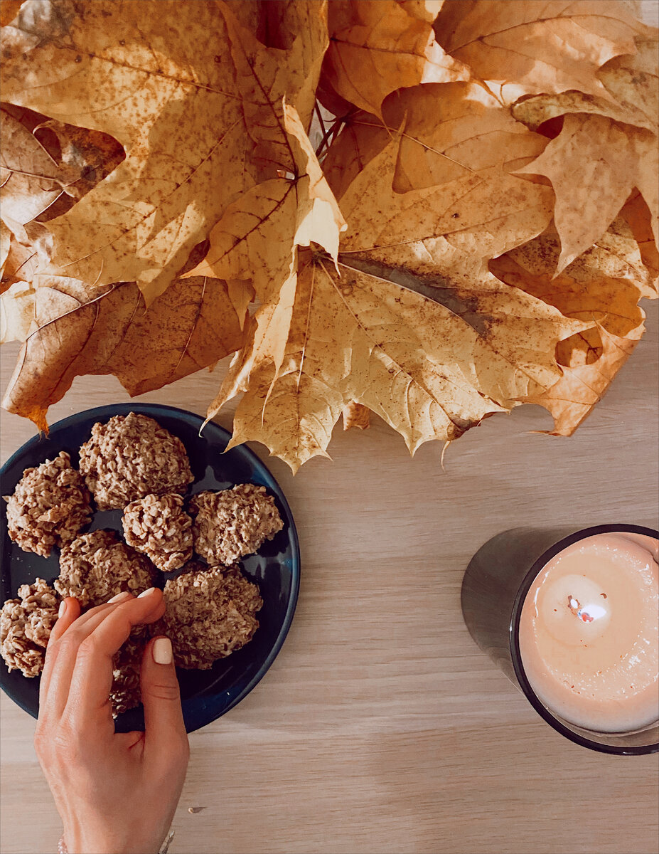 Овсяное печенье. Для многих осень ассоциируется с ароматом и вкусом корицы, я же корицу не люблю. Поэтому добавила ванили и шоколада