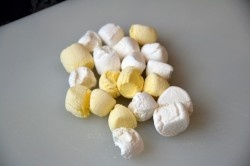 ШАГ 2:
Маршмелоу нарезать небольшими кубиками.