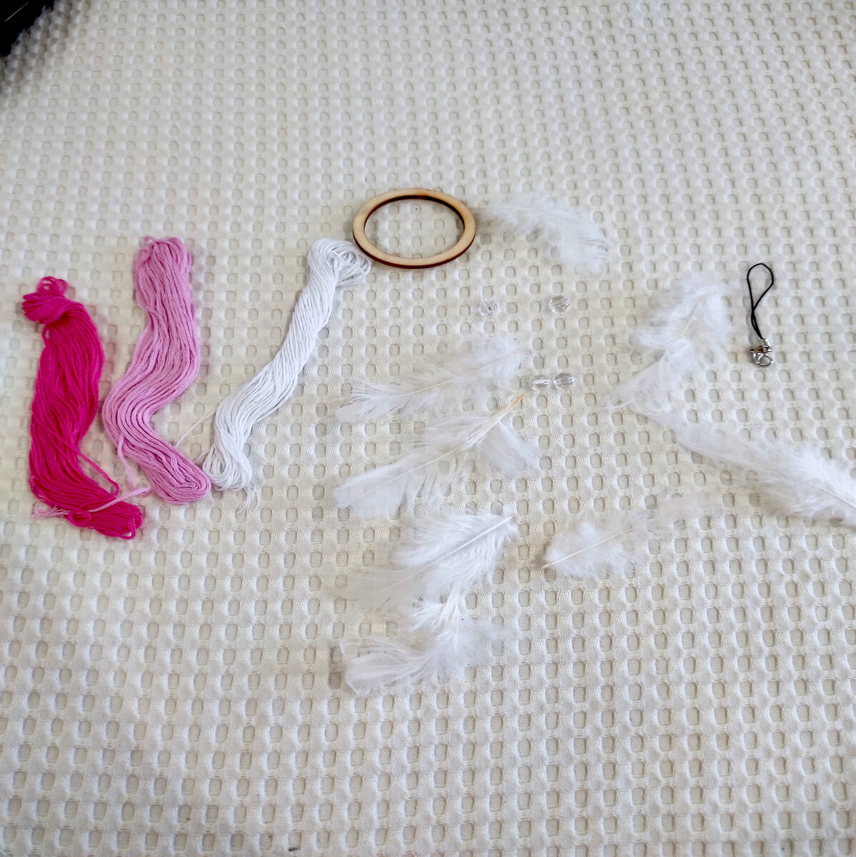 Все необходимые материалы (даже иголка) были в наборе