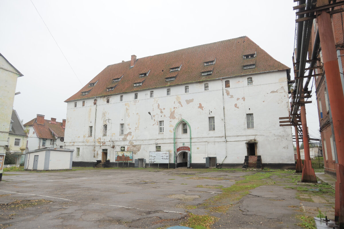 Вид на замок с "парадной" стороны. Фото - Алексей Юшенков.