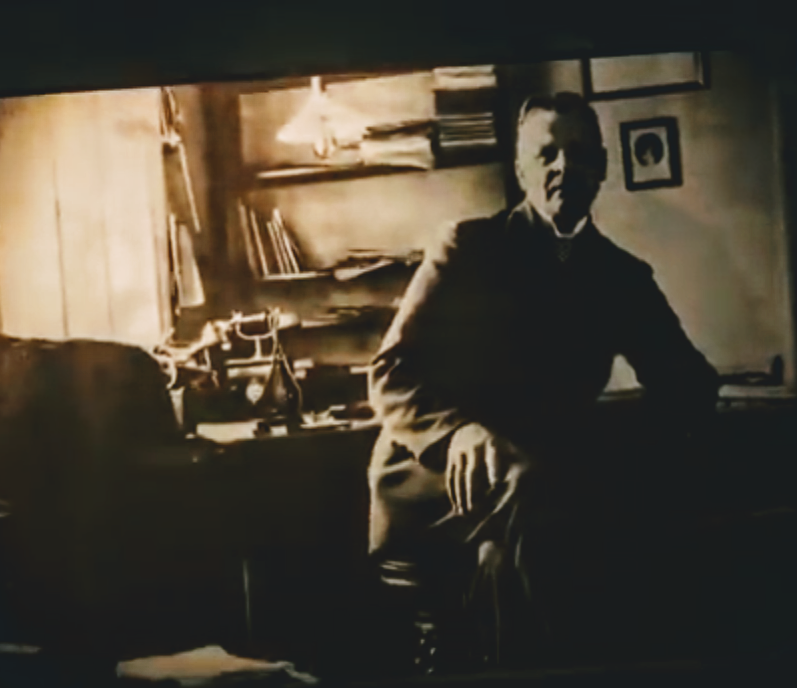 Отцом Ларса был  редактор журнала Аксель Блумберг. Он развелся с женой, но Астрид попросила передышки, намекая, что ей понадобится больше года . Постепенно до 50 летнего Блумберга стало доходить, что отношения закончились.  Спустя два года Астрид полностью прекратила с ним общение.Блумберг пригрозил прекратить выплаты,но приемная мать  предложила Астрид заботиться о Ларсе бесплатно.Со временем Блумберг успокоился и женился вновь. Новая жена родила ему еще четверых детей.