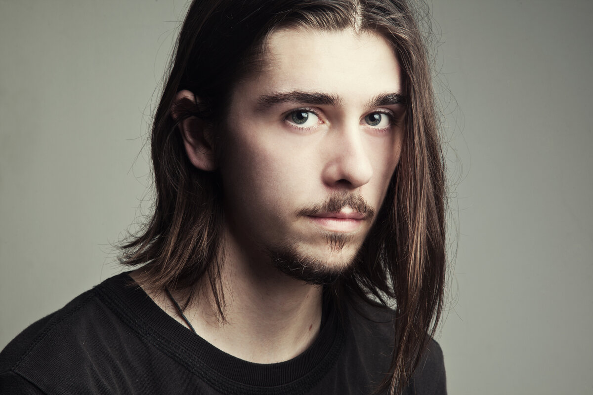 У моего взрослого сына длинные волосы