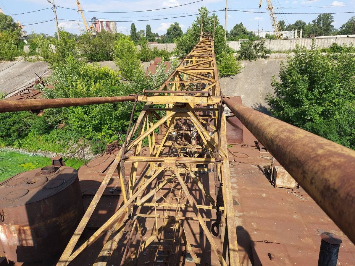 Заброшенные корабли на берегу реки Днепр