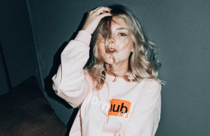 Первая работа Окончив школу в 2017 году, Ева решила, что пора становиться независимой от родителей. Её первым местом работы стала контора, распространяющая БАДы. Девушка ходила по городу и уговаривала потенциальных покупателей приобрести её продукцию. Но оказалось, что само занятие утомительное, а заработок нестабильный, поскольку полностью зависит от продаж.