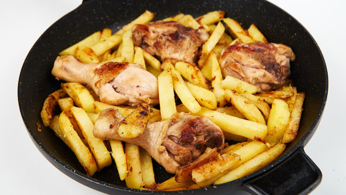 Картошка, лук, куриные голени - ничего особенного, но это очень вкусно. Видеорецепт оставлю в конце статьи.