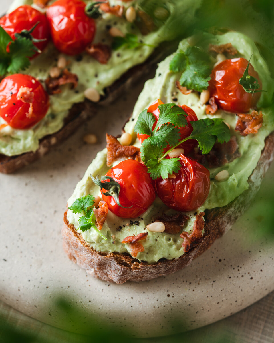 🥑  Нежный Almette с зеленью — культовый вкус, сочетающий в себе яркую пряность зелени с воздушной текстурой. Мы считаем, этот сыр — идеальный ингредиент для любой брускетты!