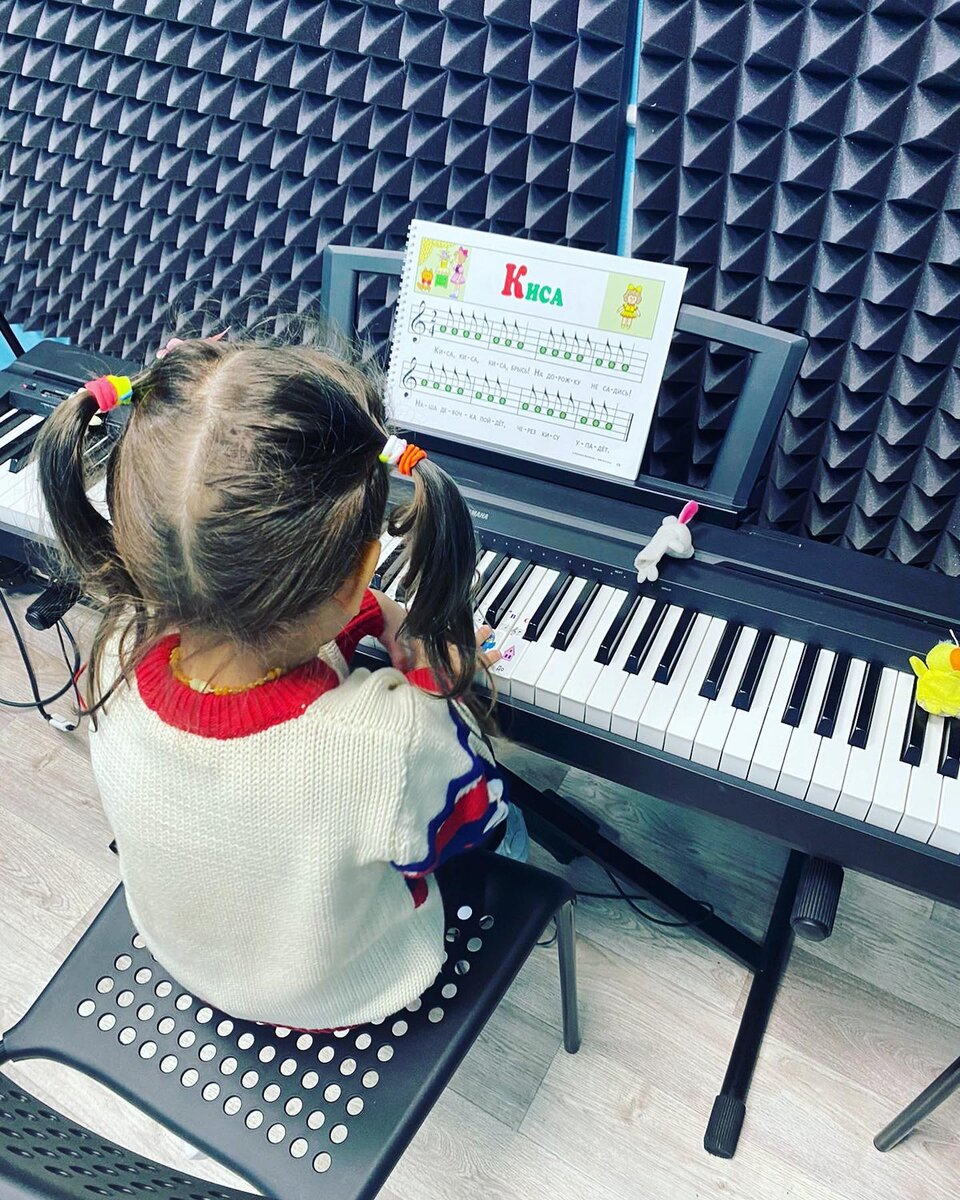 Узница студии "Юный Моцарт" на занятии.