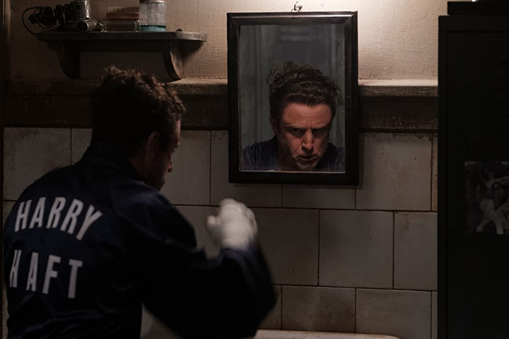 Кадр из фильма The Survivor. Режиссер: Барри Левинсон. Оператор: Джордж Стил. Производство: Bron Studios, Creative Wealth Media Finance, Home Box Office (HBO), New Mandate Films, Pioneer Stilking Films. Показ в России: MDfilm