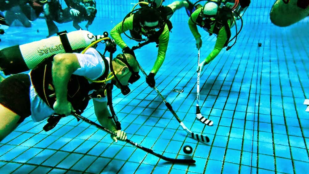 Хоккей купание. Подводный хоккей в Великобритании. Необычные виды спорта. Необычные спортивные игры.