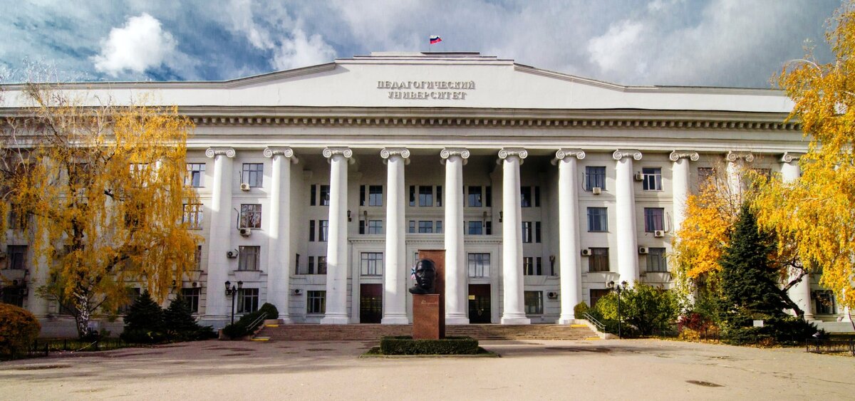 Волгоградский государственный социально-педагогический университет — один из крупнейших педагогических вузов Российской Федерации. Мы поздравляем переводчика ИНК Платона Андреевича Лифанова с защитой диплома специалиста в этом вузе.