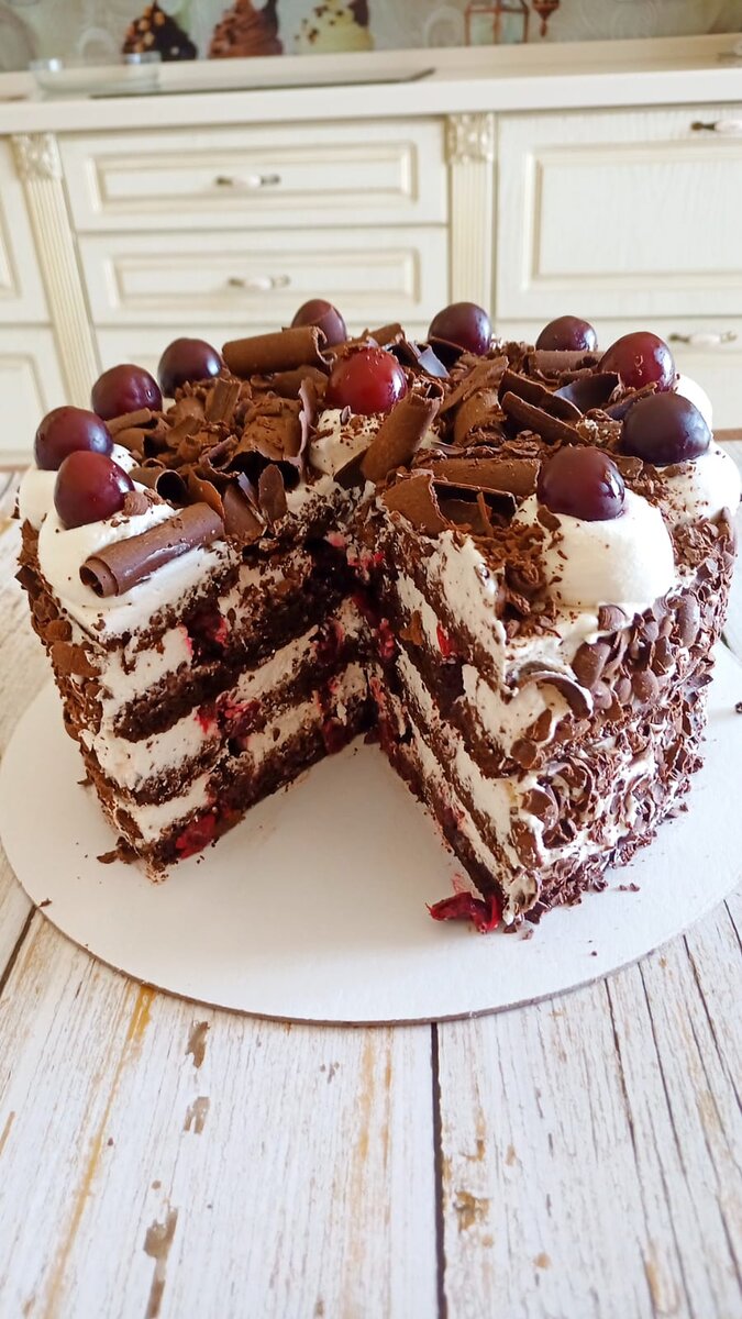 Шоколадный торт со сливками и вишней