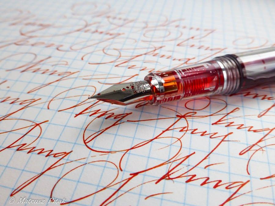 Письмо. Статья написать. Писатель с пером в руке. Содержимым на которых написано. Перьевая ручка.