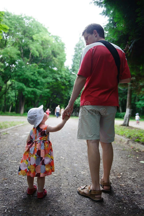 Отцы р дочери. Прогулка с папой. Папа с дочкой идут. Папа с дочкой за руку.