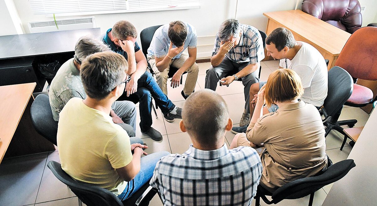 Среди причин срывов алкоголизма до 40% составляют эмоциональные проблемы. Справиться с ними помогает общение в кругу людей, столкнувшихся с той же проблемой 