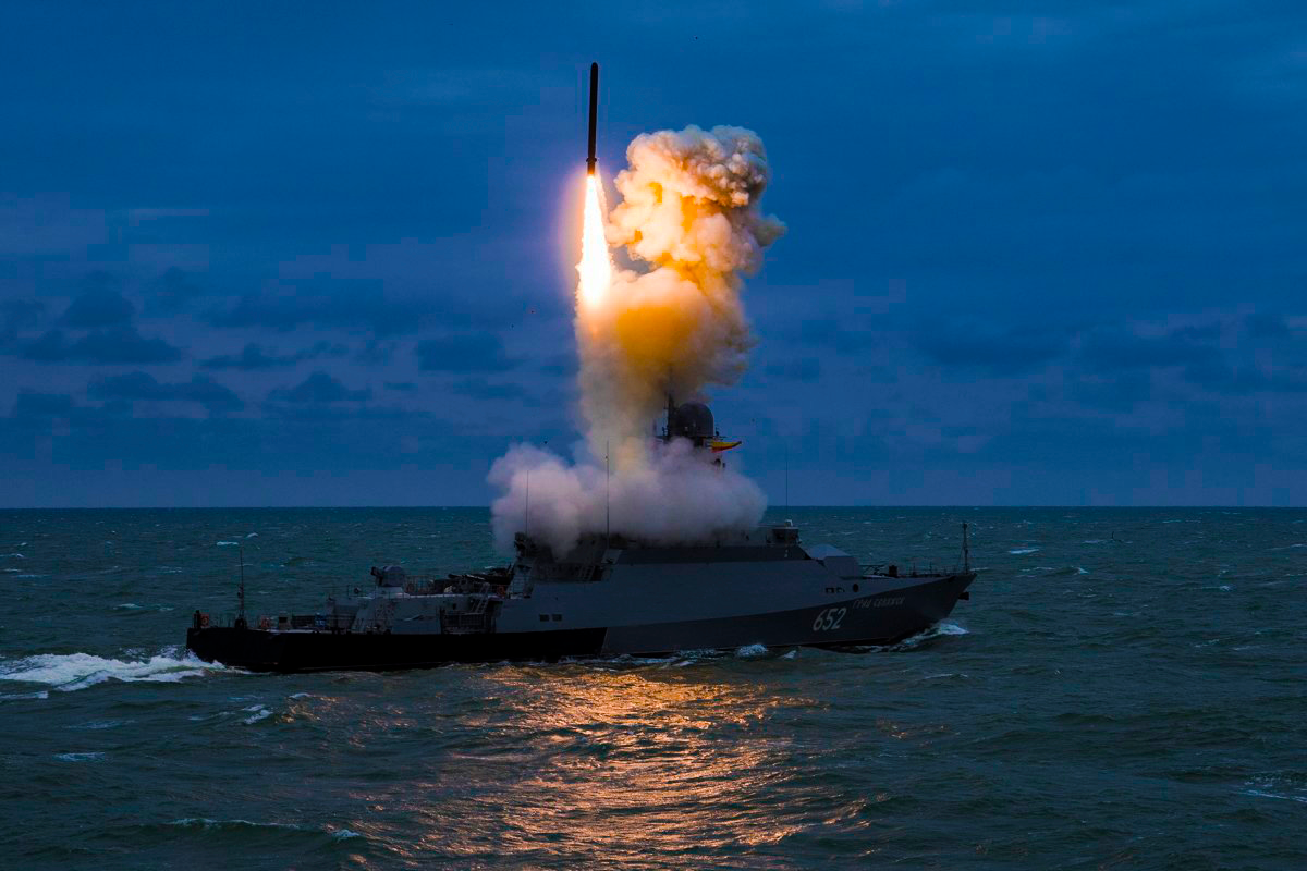 Ракета Калибр-НК стартует с малого ракетного корабля "Град-свияжск"