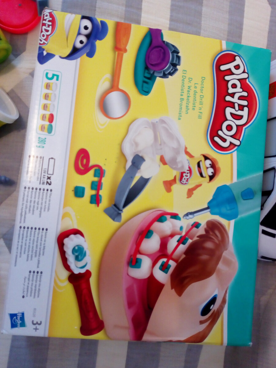 Мне честно говоря от такой фрагментации человеческой головы для ребенка 3-х лет страшненько. Прямо настоящее пособие для стоматолога-ортопеда. Через год от него почти ничего нет!