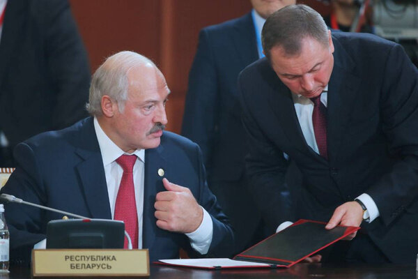 Президент Белоруссии Александр Лукашенко и министр иностранных дел Белоруссии Владимир Макей (слева направо) во время заседания Высшего Евразийского экономического совета на уровне глав государств (ВЕЭС). Фото © ТАСС / Михаил Метцель