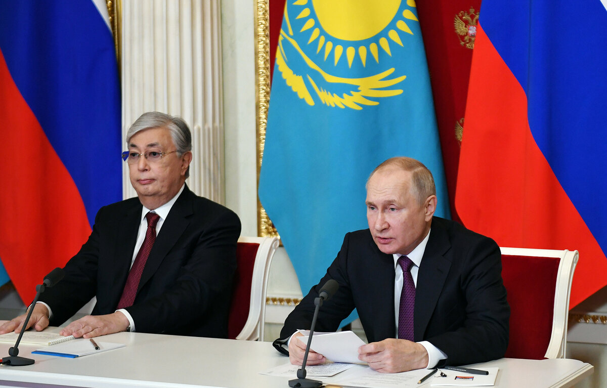   Президент Казахстана Касым-Жомарт Токаев и президент РФ Владимир Путин  Михаил Климентьев/пресс-служба президента РФ/ТАСС
