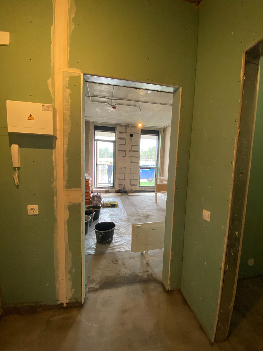 Вид от входа в студию, справа совмещенный санузел.