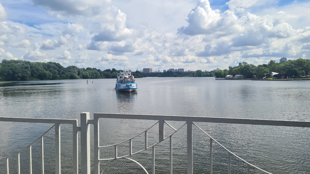 Судя по отзывам туристов, корабли приходят не всегда. Так что билеты покупайте на пристани (можно онлайн) 