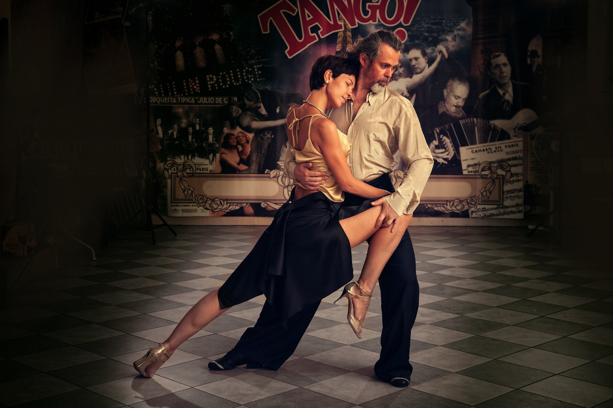 Танец ногами. Танго буэнос айрес милонги. Пары танцуют на улице. Буэнос-айрес аргентина танго. Аргентинское танго.