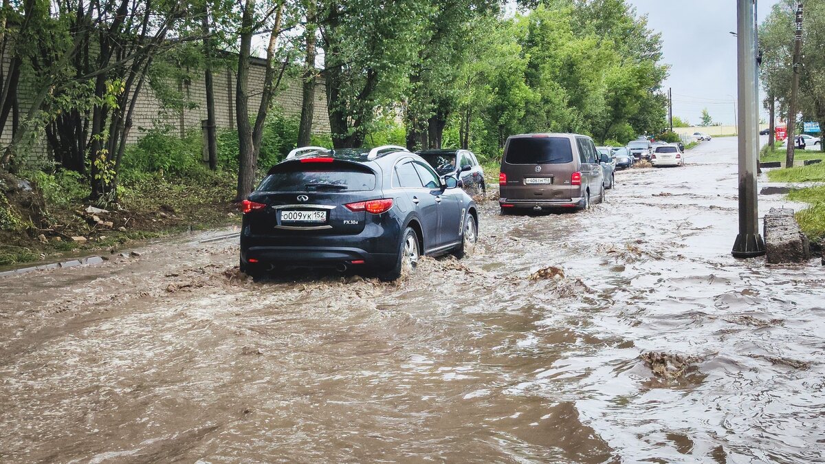     Решетки ливневок подняли на многих улицах Владивостока. Такое решение принято в связи с предотвращением подтопления дорог.