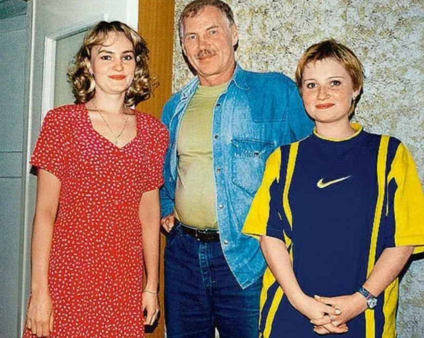 Скрин фото "Ретро.Тайны звёзд" с дочками Ириной (слева) и Маргаритой