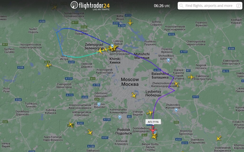 Пустое «Внуково» и разворачивающийся лайнер. Скриншот / flightradar24.com