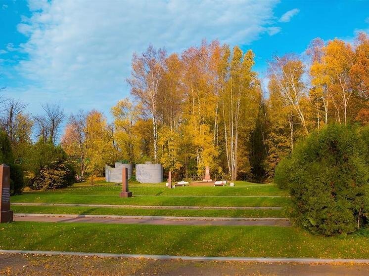     Некоторые из захоронений на Пороховском кладбище охраняются государством. фото: пресс-служба Пороховского кладбища