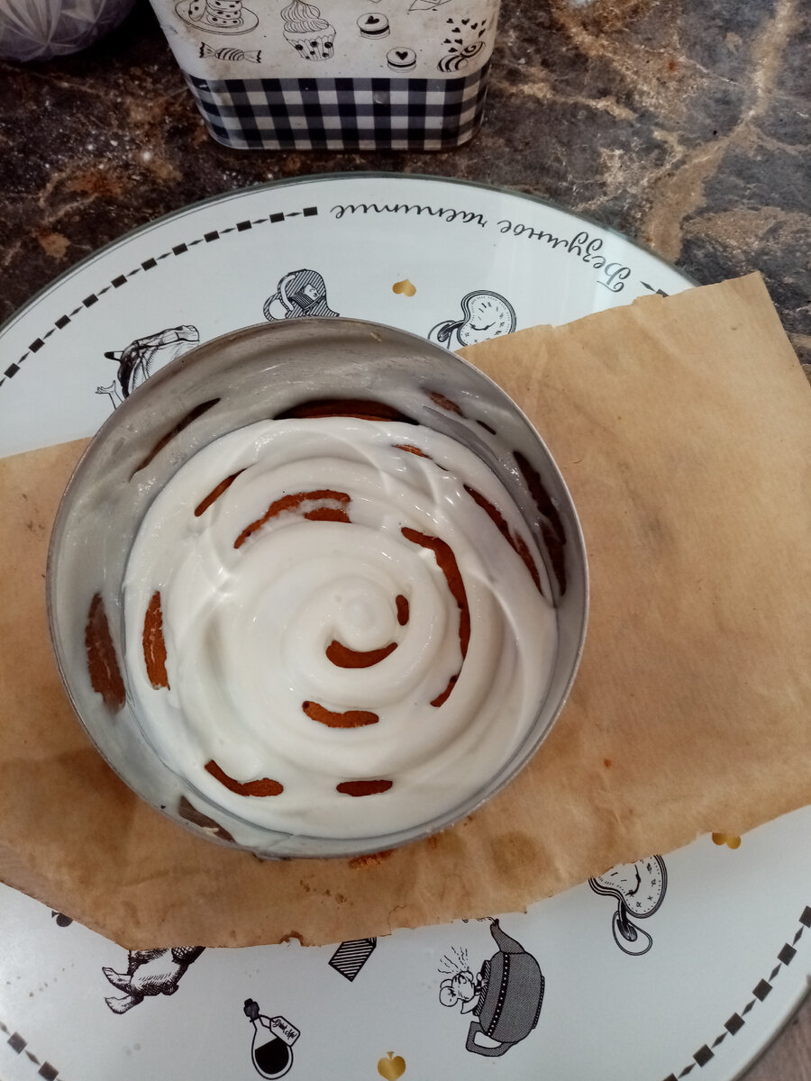 Распределяем крем грамотно, чтобы хватило обмазать весь торт и посыпать медовой крошкой. Автор - Моя Книга Вкусных Рецептов.