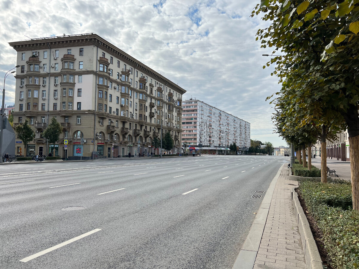 Речь сегодня пойдёт о панельном жилом доме на дальнем плане. Он имеет адрес: Земляной вал, 41с1. Фото 2023 года, моё.