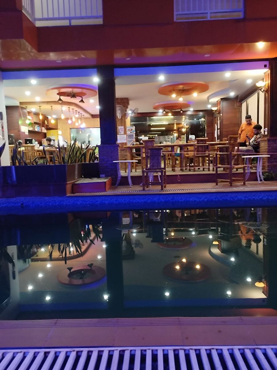 Бассейн и кафе.