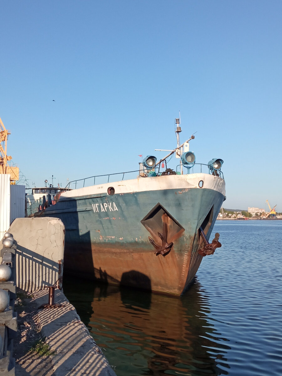 Теплоход «Игарка» на речном вокзале Тольятти