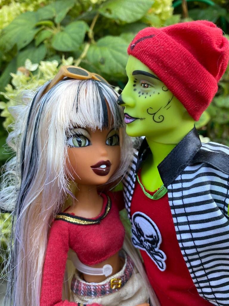 Bratzillaz СашаБелла и модифицированный под Monster High TJ от Kenya Doll